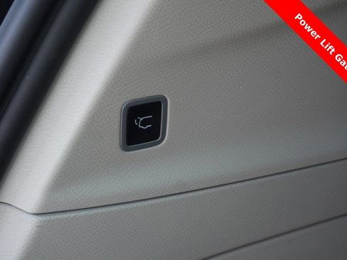 Used 2024 Chrysler Pacifica Touring-L image 8