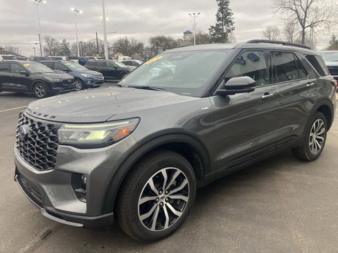 Used 2025 Ford Explorer ST-Line image 3