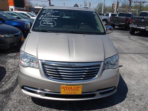 Used 2015 Chrysler Town & Country Touring-L w/ Driver Convenience Group image 2