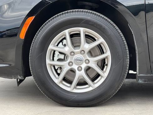 Used 2025 Chrysler Pacifica Select image 28