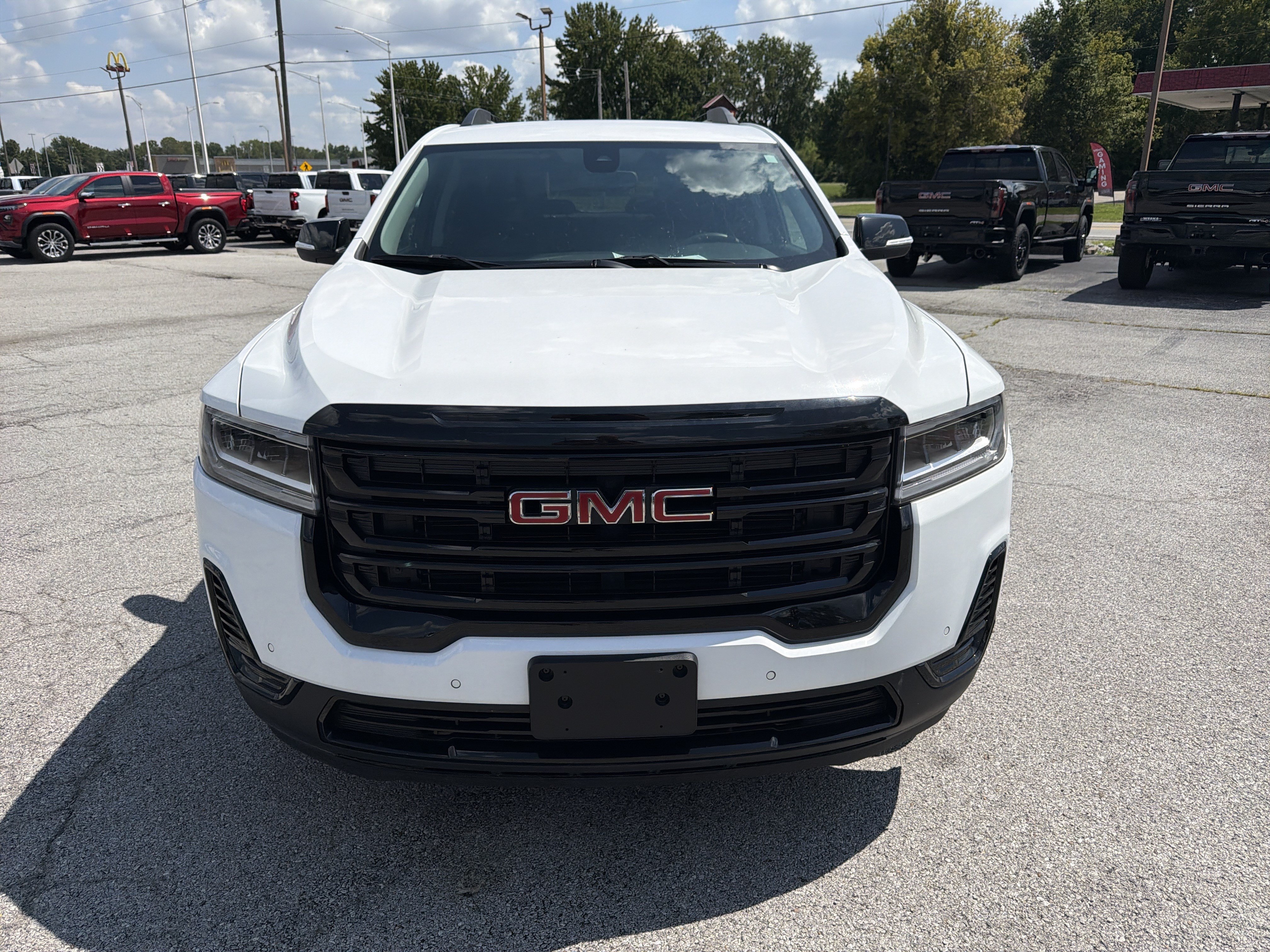 Used 2022 GMC Acadia SLE w/ Driver Convenience Package FWD image 2