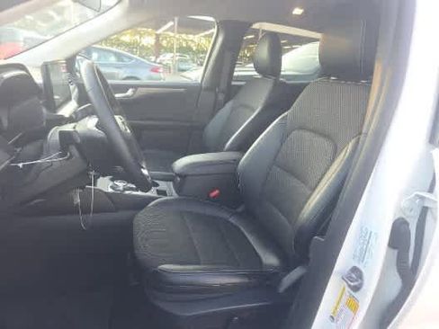 Used 2025 Ford Escape SE image 4