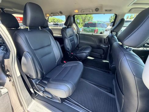 Used 2019 Toyota Sienna SE w/ SE Preferred Package AWD/4WD image 21