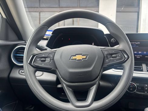 Used 2025 Chevrolet Trax LT FWD image 26
