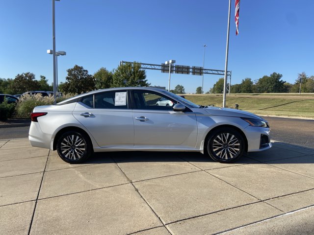 Used 2023 Nissan Altima 2.5 SV AWD/4WD image 13