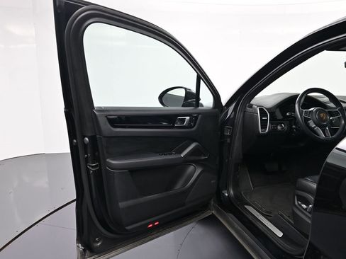 Used 2020 Porsche Cayenne image 16
