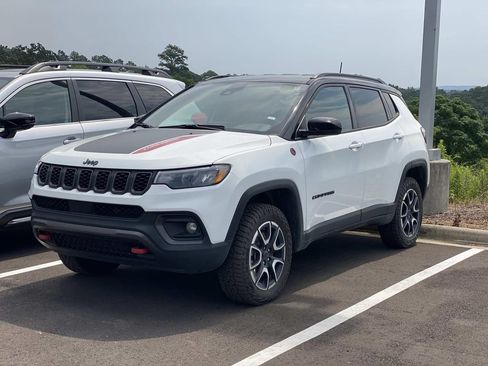 Used 2026 Jeep Compass Trailhawk AWD/4WD image 1