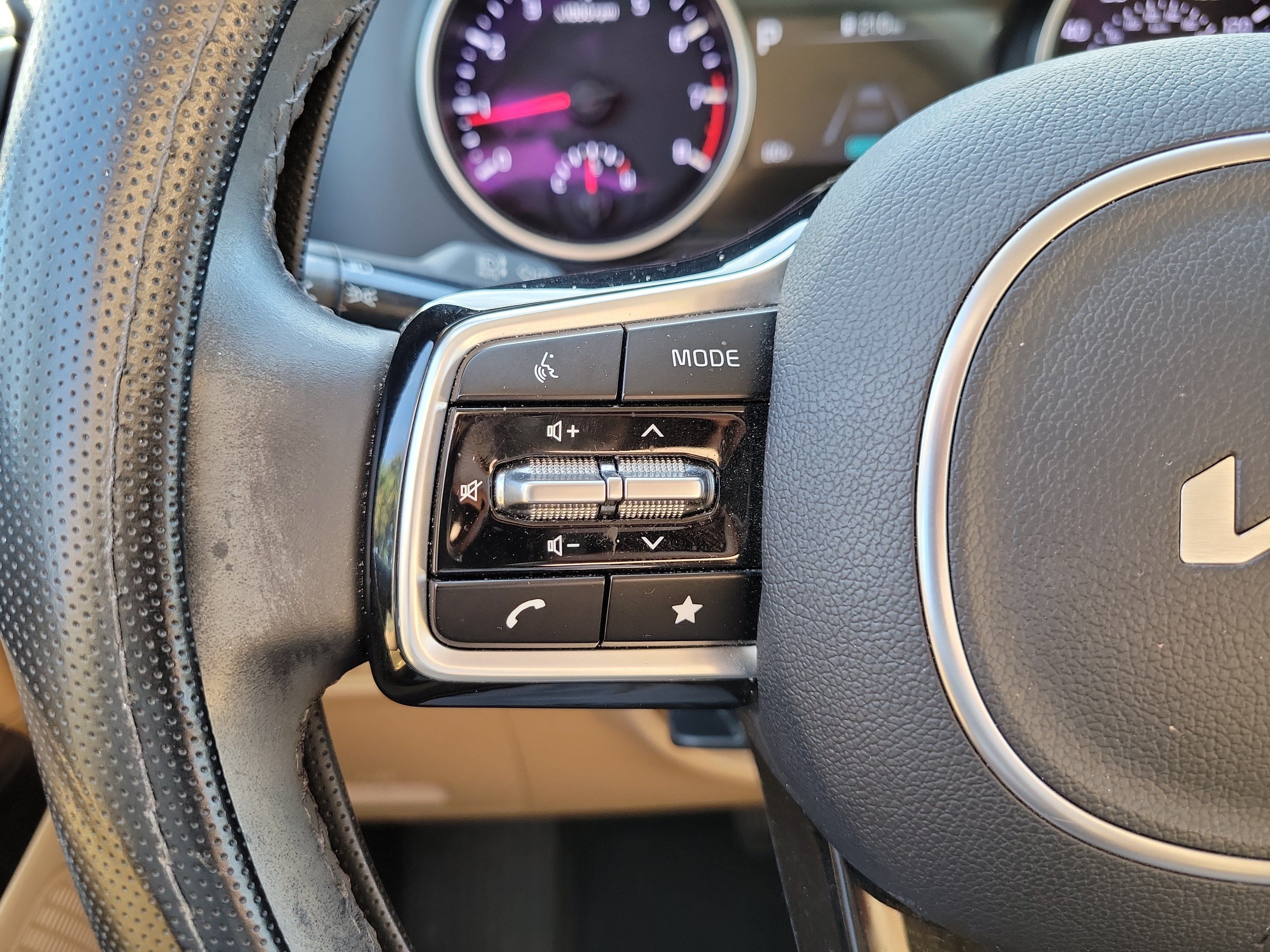 Used 2022 Kia Carnival LX FWD image 27