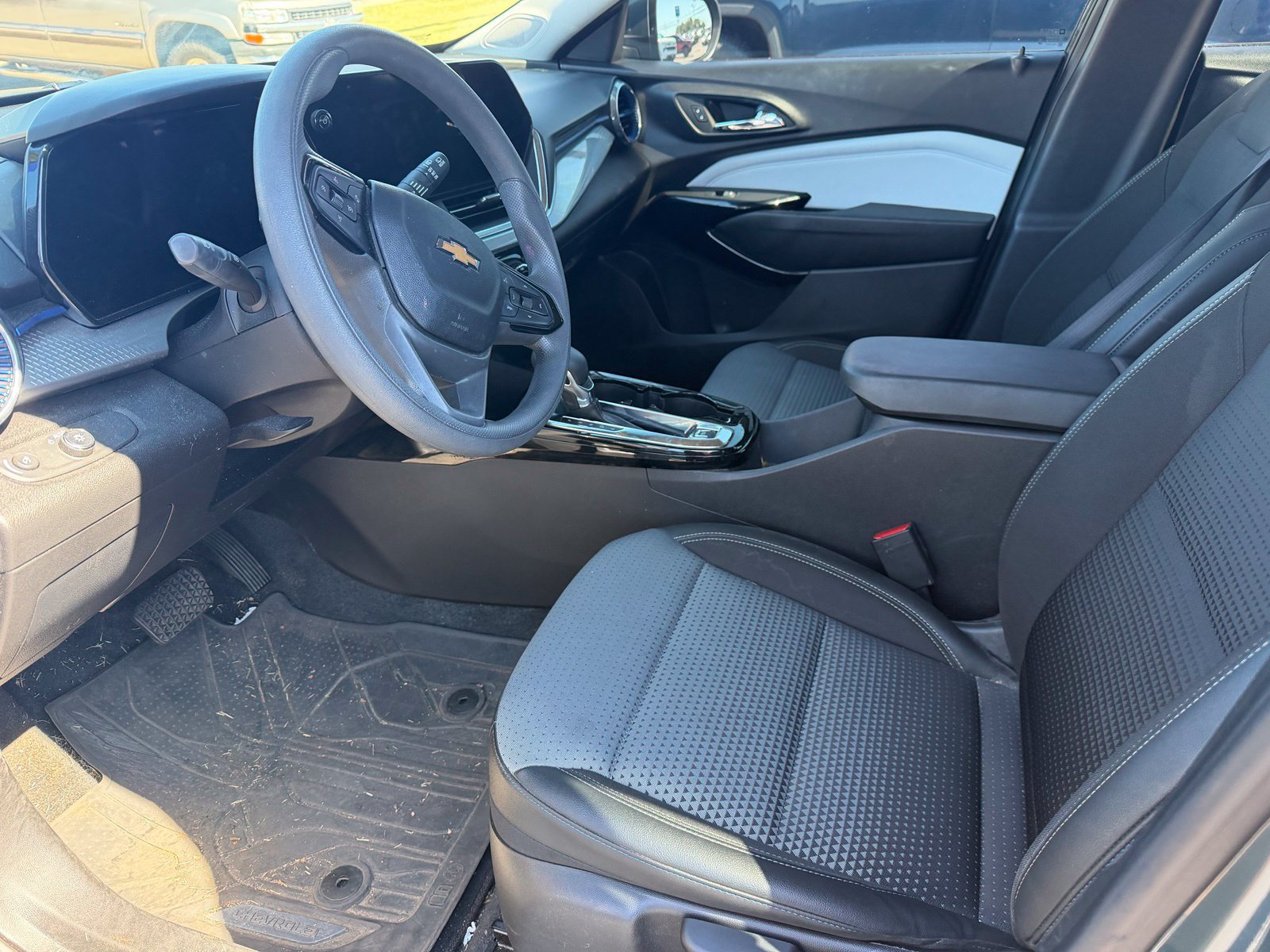 Used 2025 Chevrolet Trax LT FWD image 5