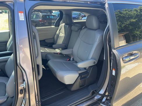 Used 2022 Toyota Sienna XLE FWD image 12