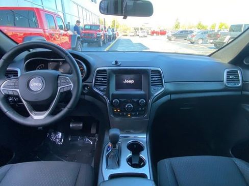 Used 2018 Jeep Grand Cherokee Laredo image 18