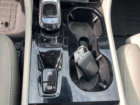 Certified 2024 Volvo XC40 B5 Plus w/ Protection Package Premier AWD/4WD image 13