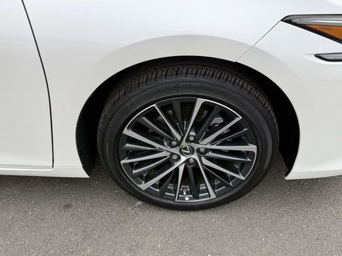 Used 2025 Lexus ES 300h w/ Premium Package image 7
