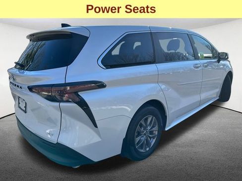 Used 2025 Toyota Sienna XLE image 12