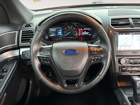 Used 2017 Ford Explorer XLT w/ Equipment Group 202A AWD/4WD image 13