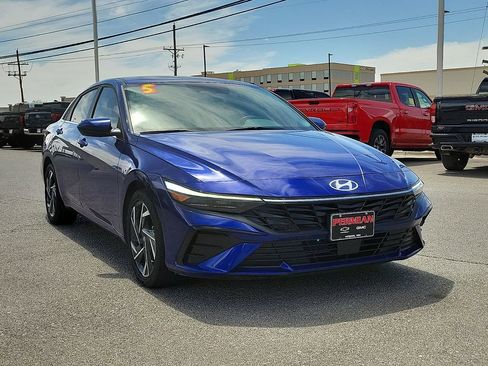 Used 2025 Hyundai Elantra SEL FWD image 2