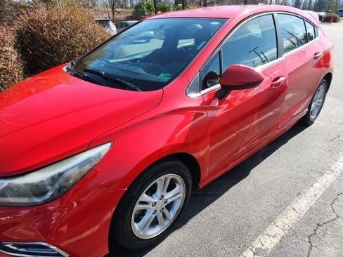 Used 2018 Chevrolet Cruze LT w/ Convenience Package image 4