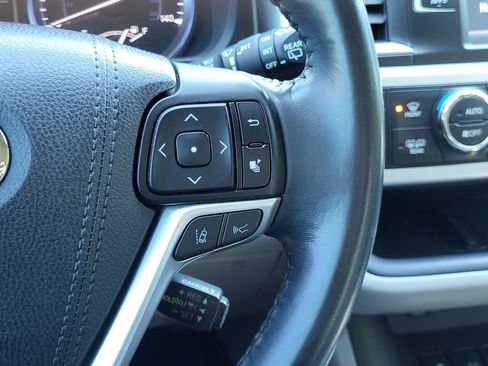 Used 2018 Toyota Highlander XLE FWD image 18