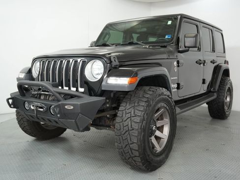 Used 2018 Jeep Wrangler Unlimited Sahara image 3