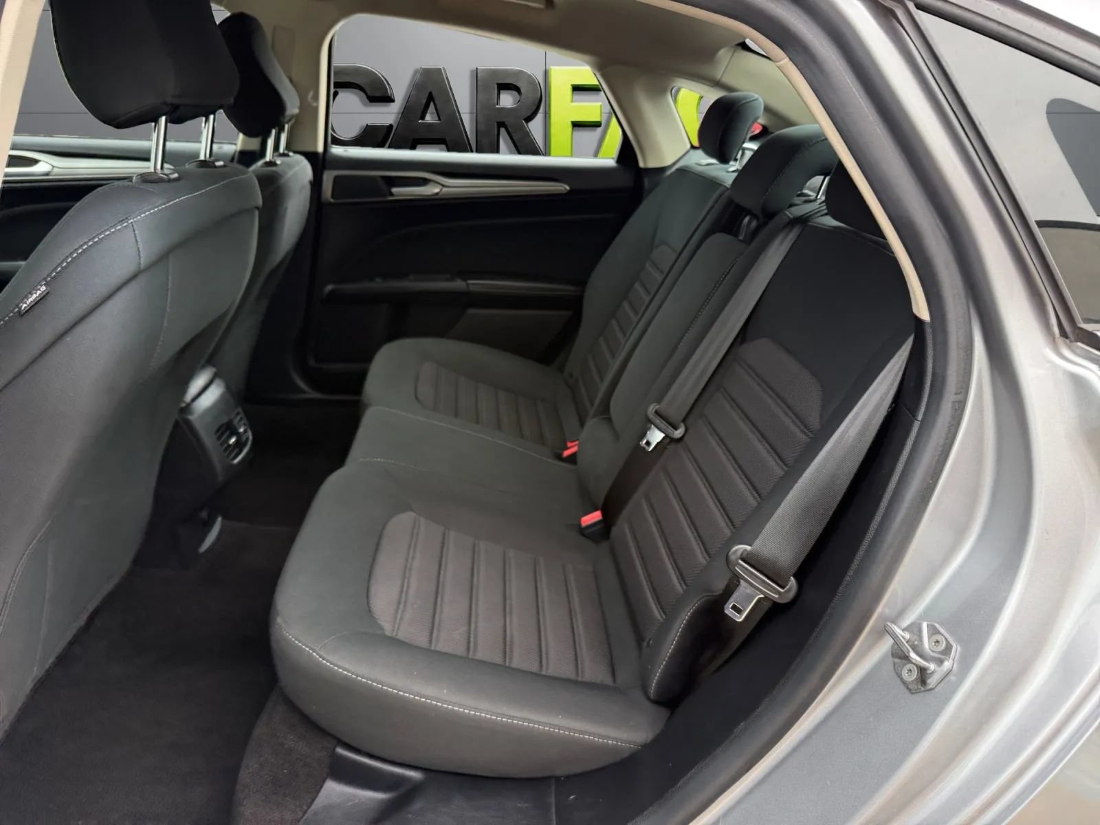 Used 2020 Ford Fusion SE FWD image 19