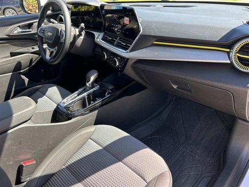 Used 2025 Chevrolet Trax LT w/ Driver Confidence Package image 19