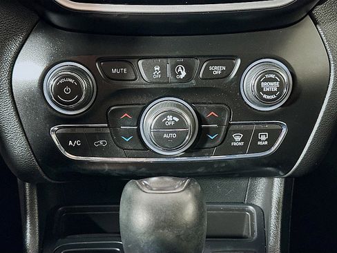 Used 2019 Jeep Cherokee Limited w/ Trailer Tow Group image 16