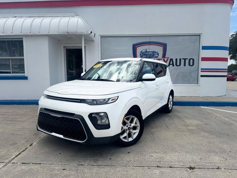 Used 2022 Kia Soul LX w/ Technology Package FWD image 2
