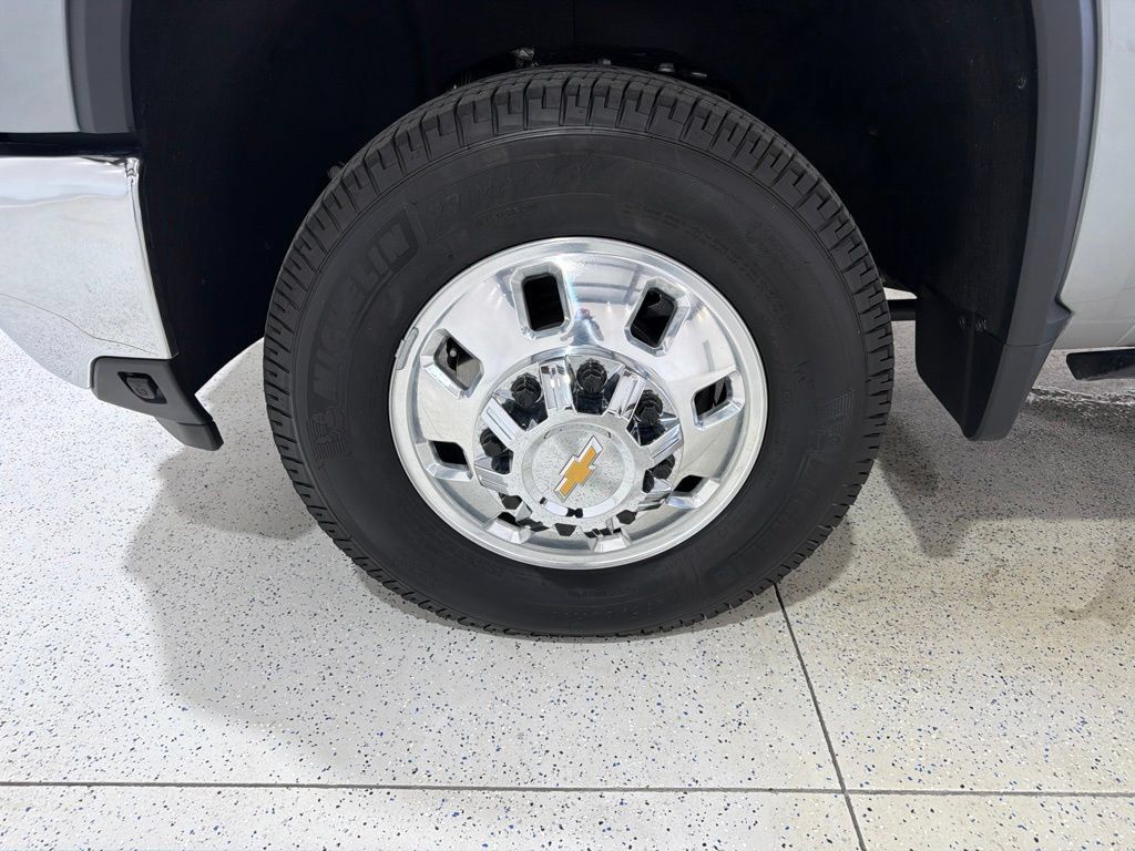 Used 2025 Chevrolet Silverado 3500 LTZ w/ LTZ Plus Package AWD/4WD image 31