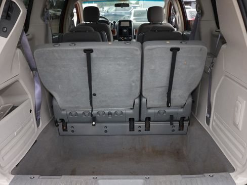 Used 2008 Chrysler Town & Country Touring w/ Entertainment Group #2 FWD image 27