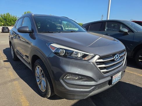 Used 2017 Hyundai Tucson SE AWD/4WD image 2