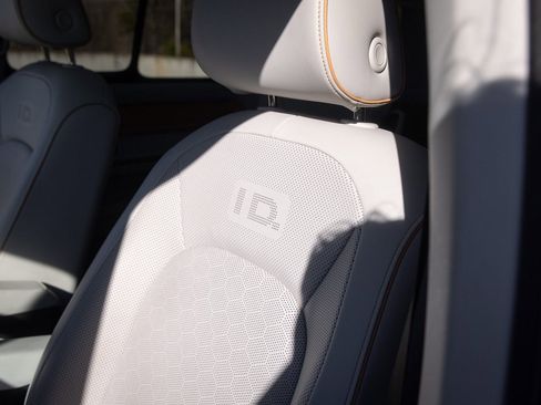 Used 2025 Volkswagen ID. Buzz 1st Edition image 25