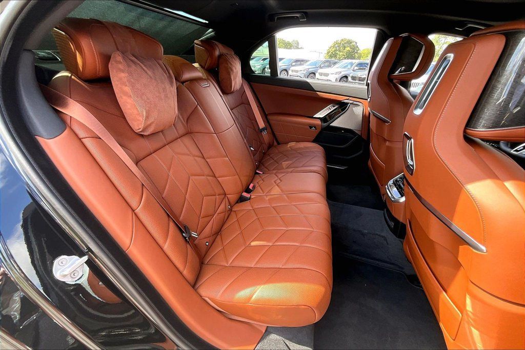 Used 2026 BMW 760i xDrive w/ Executive Package AWD/4WD image 22