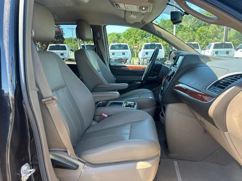 Used 2015 Chrysler Town & Country Touring FWD image 10