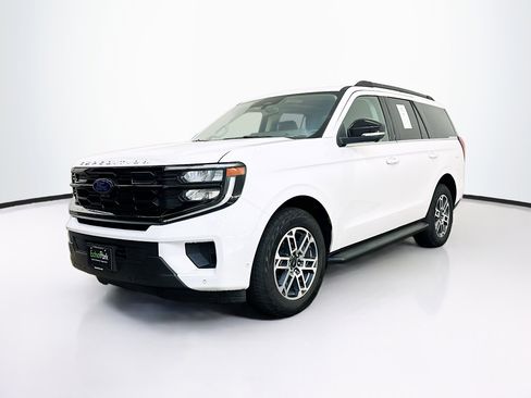 Used 2025 Ford Expedition Active AWD/4WD image 3