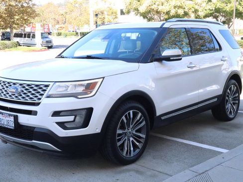 Used 2017 Ford Explorer Platinum image 2
