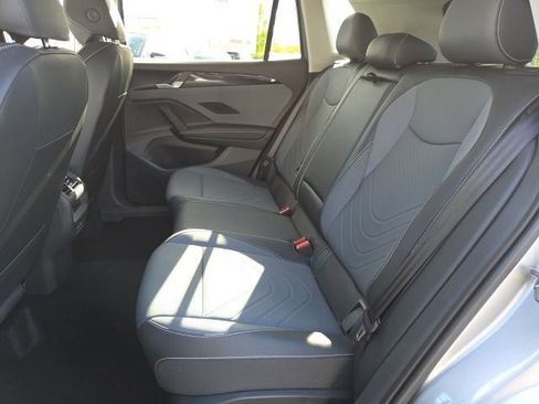Used 2025 Volkswagen Tiguan SE AWD/4WD image 13