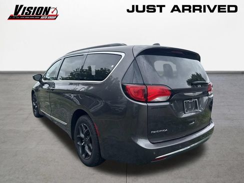 Used 2017 Chrysler Pacifica Touring-L w/ Tire & Wheel Group FWD image 3