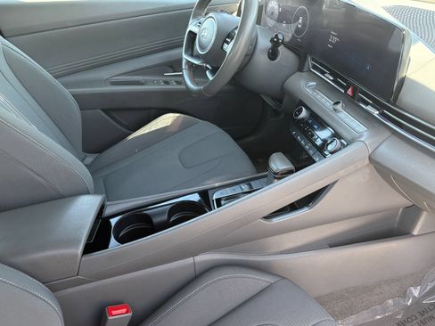 Used 2025 Hyundai Elantra SEL FWD image 32