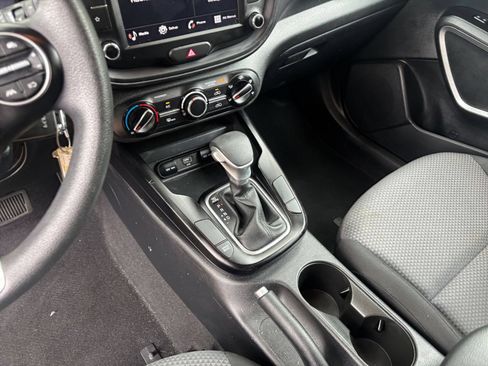 Used 2025 Kia Soul LX w/ LX Technology Package FWD image 40