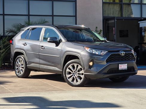Used 2020 Toyota RAV4 XLE Premium image 3