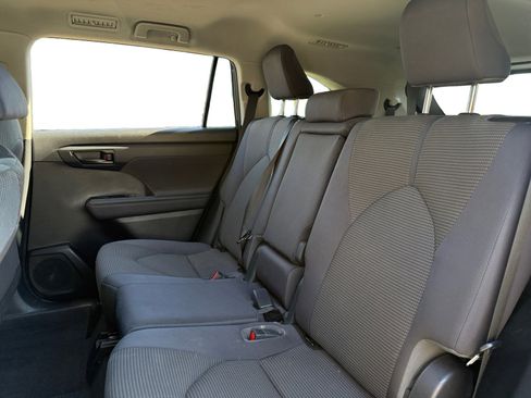 Used 2023 Toyota Highlander L image 13