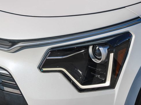 Used 2023 Kia Niro EX image 10