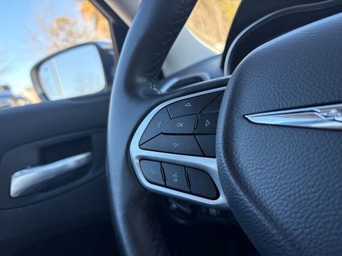 Used 2019 Chrysler 300 Touring w/ Chrome Appearance Package image 13