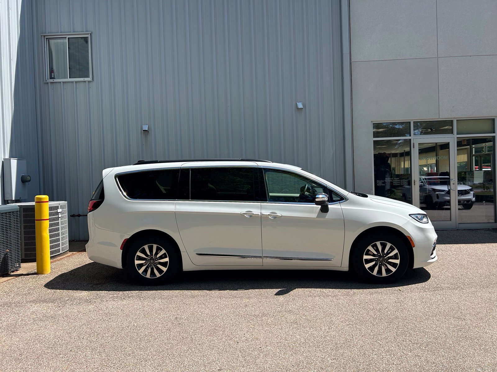 Used 2023 Chrysler Pacifica Limited w/ Uconnect Theater Family Group FWD image 4