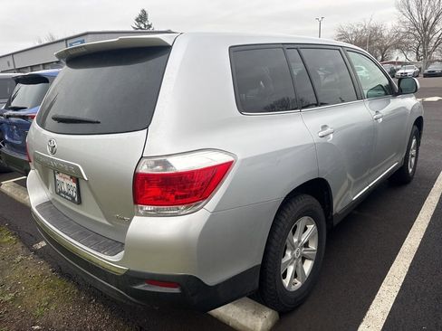 Used 2012 Toyota Highlander SE w/ Tow Pkg image 3