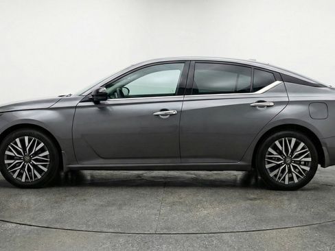 Used 2025 Nissan Altima 2.5 SV image 5