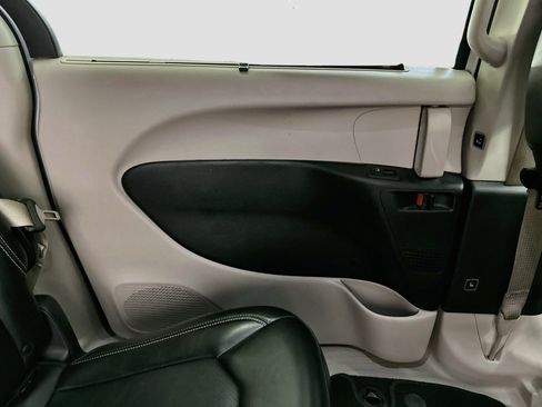 Used 2024 Chrysler Pacifica Touring-L FWD image 26