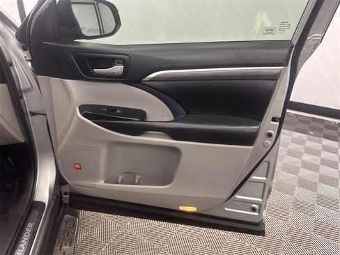 Used 2019 Toyota Highlander Limited Platinum image 16