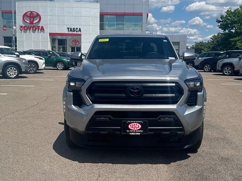 Used 2025 Toyota Tacoma SR5 AWD/4WD image 2