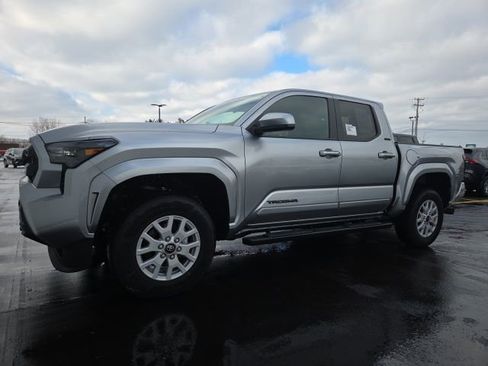 Used 2025 Toyota Tacoma SR5 image 3